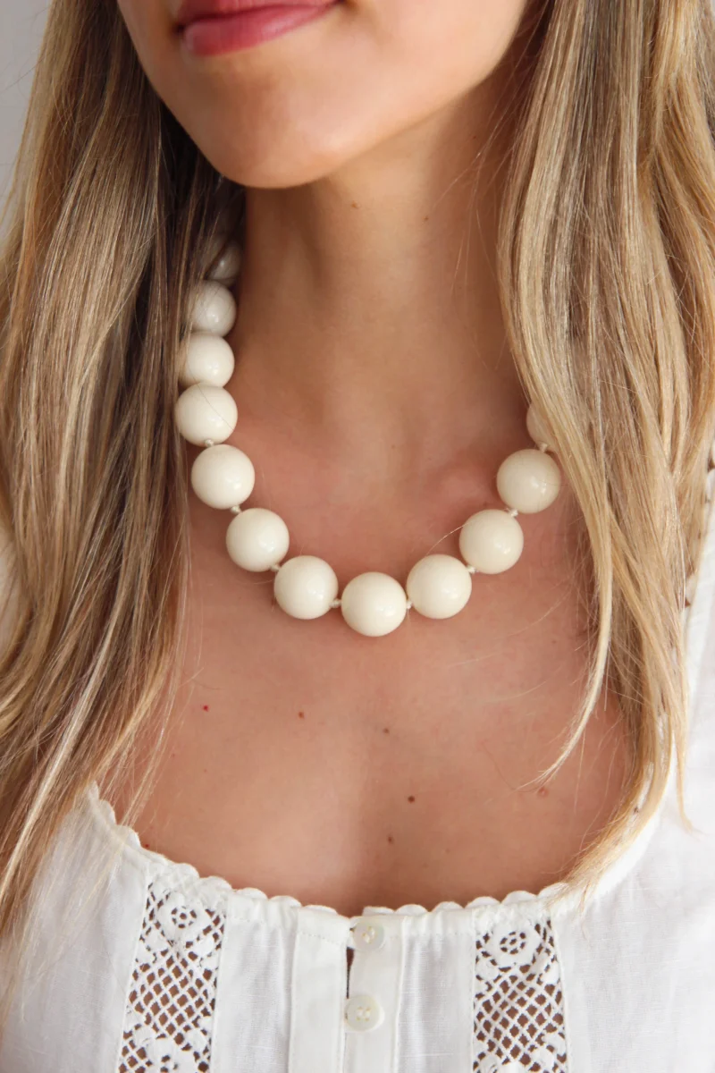 Colares com Bolas Grandes em Resina Cremes e Beges - Image 3