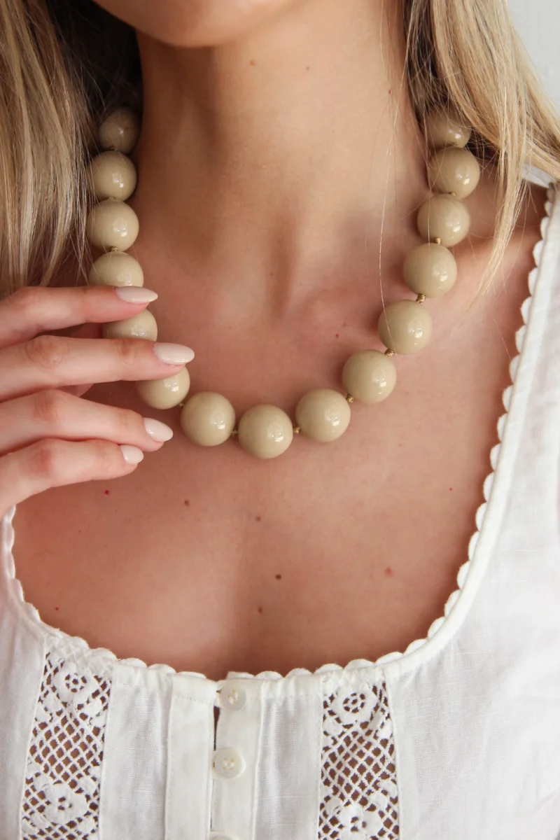 Colares com Bolas Grandes em Resina Cremes e Beges - Image 7