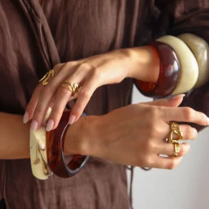 Pulseiras de Resina em Tons Neutros