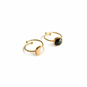 Anel em Aço Dourado Ajustável com Pedra Quadrada Creme ou Preta
